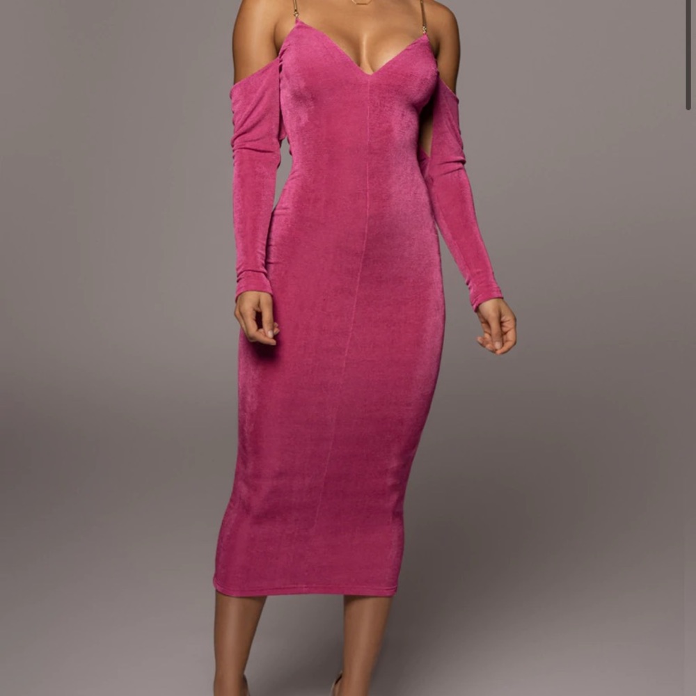 This flattering knee length dress highlights a low v-cut neck